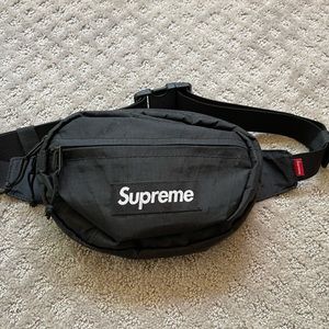 Supreme Waist Bag. Excellent condition- used twice. Perfect for everyday use.